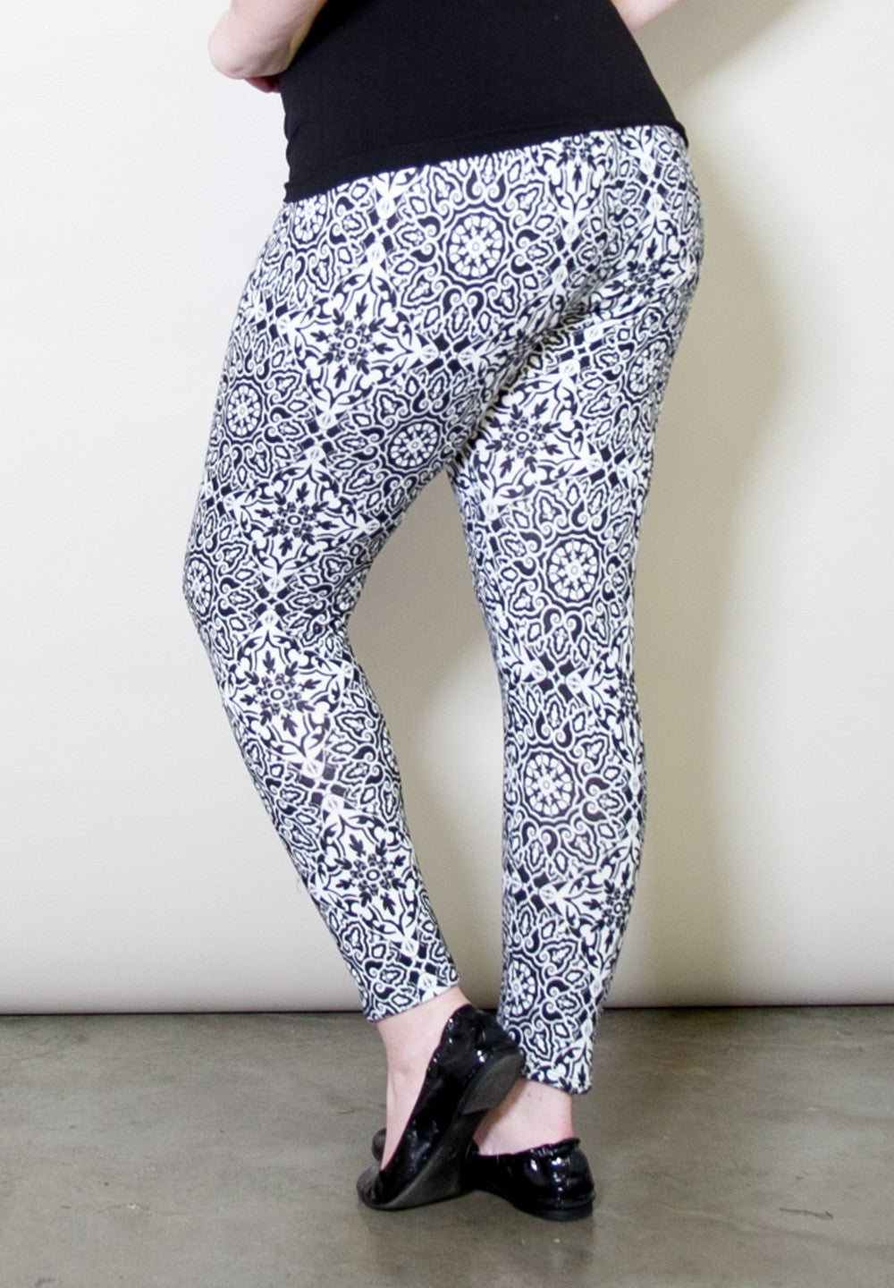 products/SweaterKnitLeggings1569_1_BlackandWhite_ff289884-1ec2-4d33-9bda-d0803a2de0f3.jpg