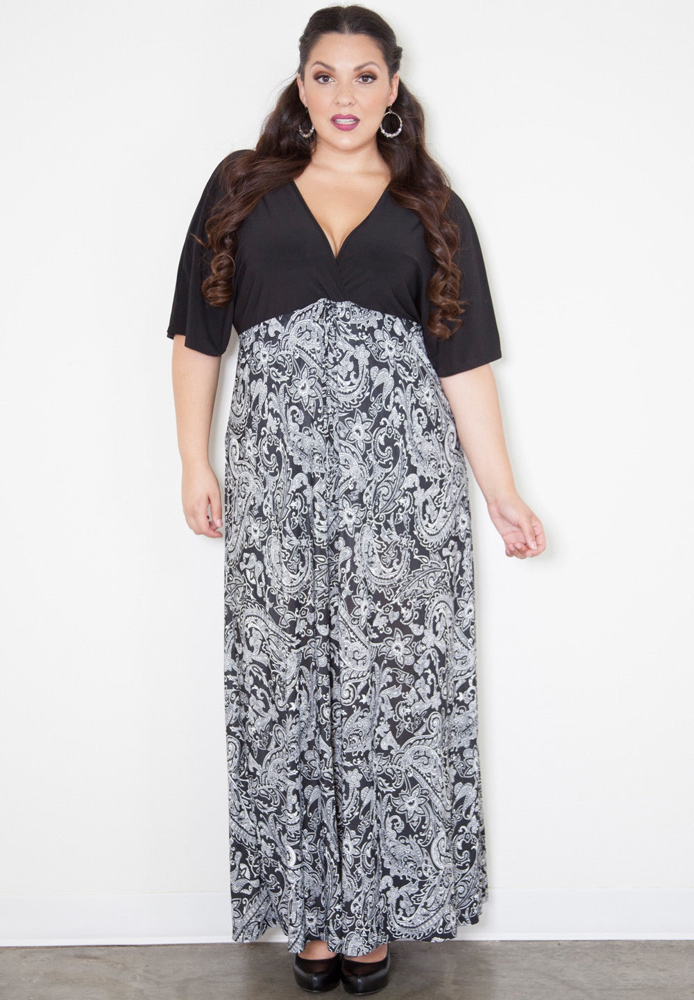 products/VickyMaxiDress1560_1_BlackandWhitePaisley_77657ef9-574c-40c1-be2d-15f88b172b2d.jpg